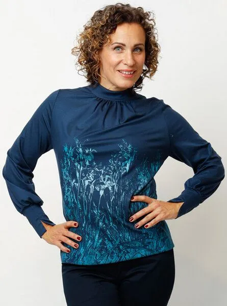 Peaces.bio - handbedruckte Biomode Peaces.bio - handbedruckte Biomode Damenbluse Mystic Iris in Navy – Produktbild 1 von 4