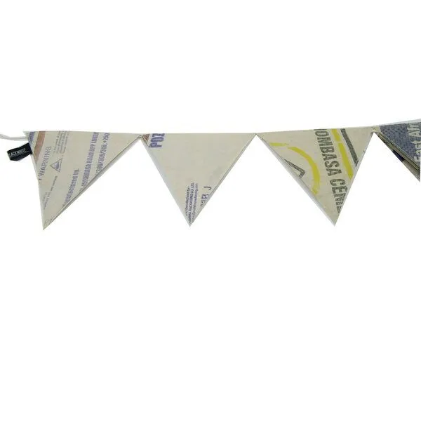 Nyuzi Blackwhite Nyuzi Blackwhite Upcycling Wimpelkette | kleine Dreiecke aus alten Zementsäcken – Produktbild 3 von 4