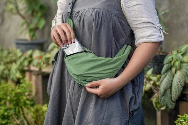 Ticket to the Moon Ticket to the Moon upcycled Bauchtasche/Crossbody Umhängetasche "Sling Bag", Basic jade green, – Produktbild 3 von 4