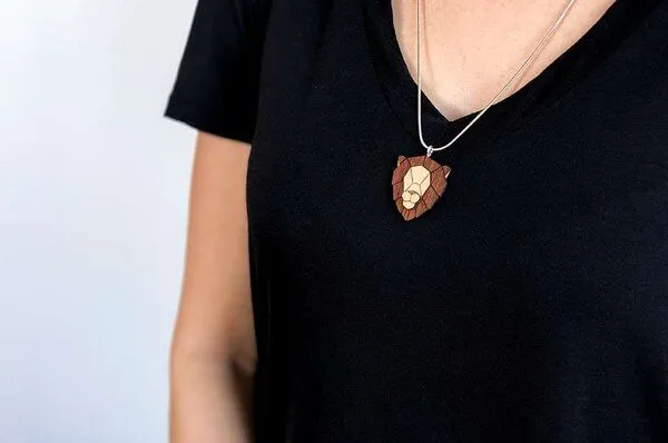 BeWooden BeWooden Halskette Löwe | Kette mit Anhänger aus Holz, Löwe, – Produktbild 3 von 4