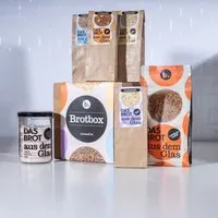 brotstoff brotstoff Geschenkset - Box mit Brotbackmischung im Glas + Nachfüllpaket + 4 x Probierpaketen – Produktbild 1 von 1