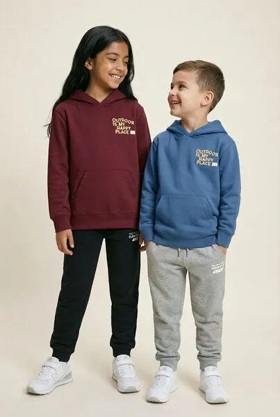 THE FACE OF ELEMENTS The Face of Elements Outdoor Is My Happy Place - Relaxed Fit Kids Hoodie aus 100% Bio-Baumwolle, Burgundy (rot), – Produktbild 3 von 4