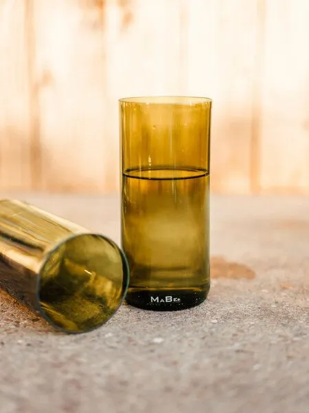 MaBe MaBe Glas 700ml - für den großen Durst - UPCYCLING, Oliv, – Produktbild 3 von 4