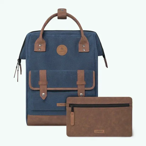 Cabaïa Cabaïa Rucksack Adventurer Medium aus veganem Leder - 23 Liter, Blau, – Produktbild 1 von 4