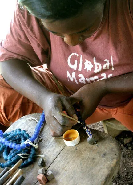 Global Mamas Global Mamas Upcycling Glasperlen Halskette - RAINBOW FIESTA HANF – Produktbild 2 von 2