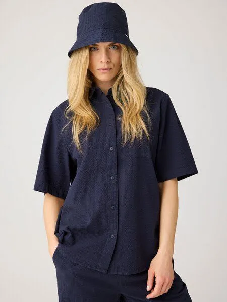 KnowledgeCotton Apparel KnowledgeCotton Apparel Lockere Seersucker-Bluse mit kurzen Ärmeln aus Bio-Baumwolle, Blau-night-sky, – Produktbild 1 von 2