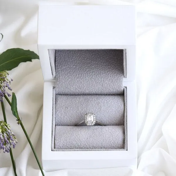 Eppi Eppi Verlobungsring aus Platin mit Emerald-Moissanit Valma – Produktbild 4 von 4