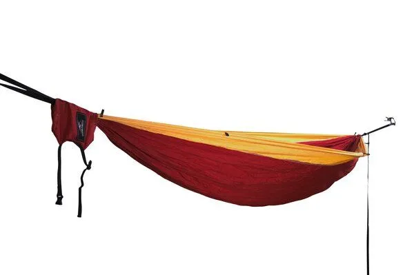 Hideaway Outfitters Hideaway Outfitters Doppel Reisehängematte aus atmungsaktiver Fallschirmseide inklusive Baumgurte und Karabiner, Rot-gelb, – Produktbild 2 von 4