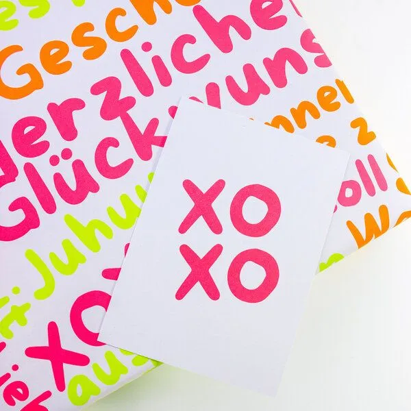 Bow & Hummingbird Bow & Hummingbird Postkarte "XOXO" aus Recyclingpapier – Produktbild 2 von 3