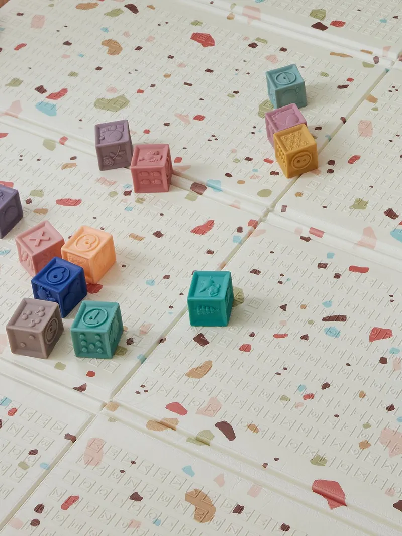 Vertbaudet Große faltbare Spielmatte mit Reliefprägung, Weiß terrazzo/kariert, – Produktbild 2 von 4