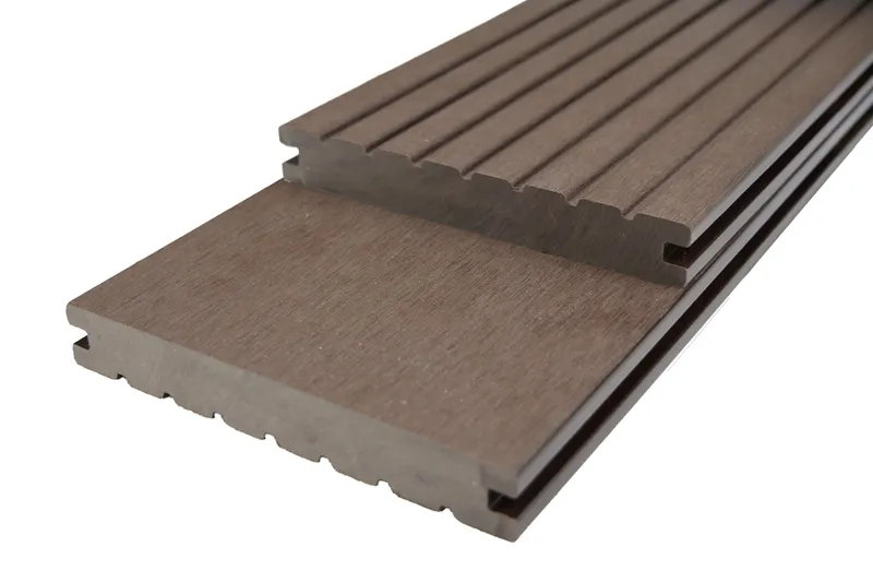 woodstore24 WPC Massivdiele WoodoZypern, 20 x 140 mm, braun, geriffelt / glatt, beidseitig begehbar, Länge: 2,40 m - Sichtseite geriffelt – Produktbild 1 von 1
