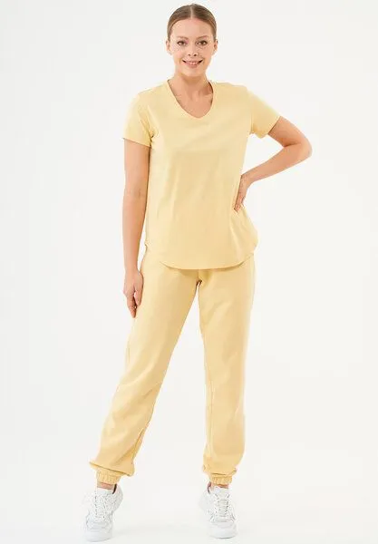 ORGANICATION ORGANICATION ESSENTIALS-TUBA- Basic T-Shirt aus Bio-Baumwolle mit V-Ausschnitt, Soft yellow, – Produktbild 2 von 3