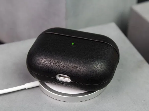 GOOD WILHELM GOOD WILHELM Airpod Case aus Vachetta Leder, Black, – Produktbild 3 von 3