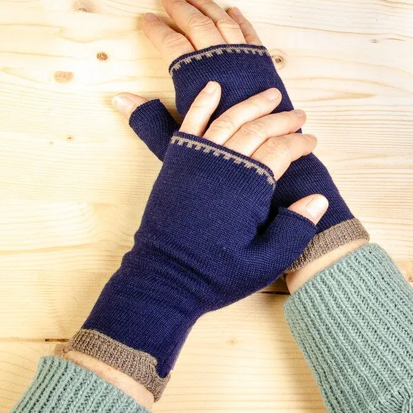 LANARTO slow fashion LANARTO slow fashion Pulswärmer mit kurzem Bündchen einfarbig gestrickt aus mulesingfreier Merinowolle, Blau, – Produktbild 1 von 1