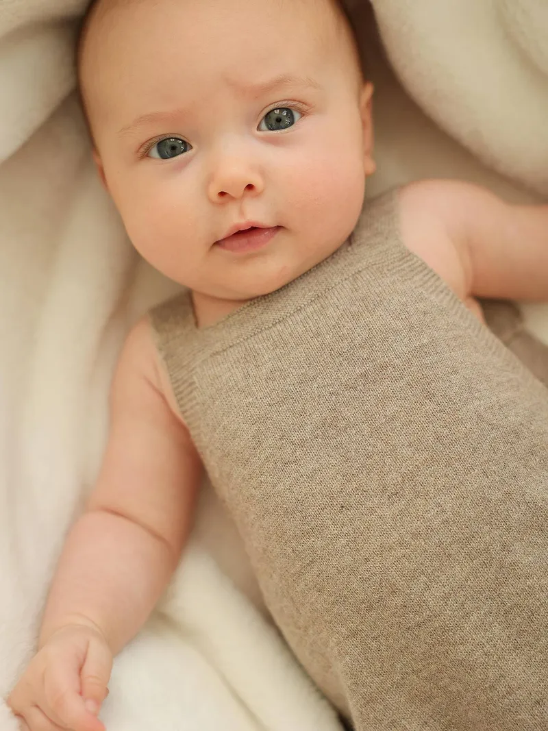 Envie De Fraise Baby Strick-Einteiler aus Merino und Kaschmir ENVIE DE FRAISE personalisierbar, Beige meliert, – Produktbild 2 von 4