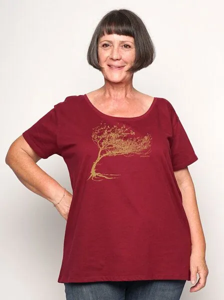 Peaces.bio - handbedruckte Biomode Peaces.bio - handbedruckte Biomode Bio-Damen-Loosefit-T-Shirt Windy Tree, Bordeaux, – Produktbild 2 von 3