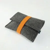 matilda k manufaktur matilda k. manufaktur Minimalistischer Kabel Organizer aus Wollfilz 'otto' in 2 Größen | passend zu Laptophülle 'max', Dunkelgrau, – Produktbild 1 von 3