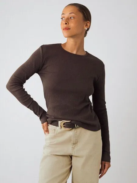 Honest Basics Honest Basics Damen Geripptes Langarmshirt aus Bio- und recycelter Baumwolle, Schoko, – Produktbild 3 von 4