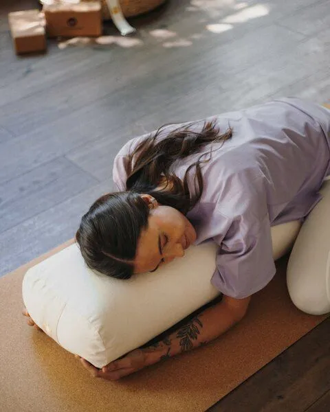 Lotuscrafts Lotuscrafts BIO Großer Yoga Bolster RESTORATIVE L mit weicher Kapokwolle gefüllt, Indigo dust, – Produktbild 4 von 5