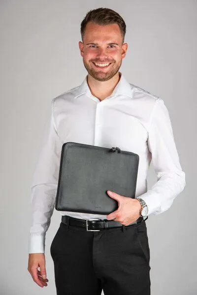 GREVIRO GREVIRO Tablet Tasche aus Kaktusleder (vegan) - für iPad, Surface & Galaxy Modelle, Schwarz, – Produktbild 1 von 3