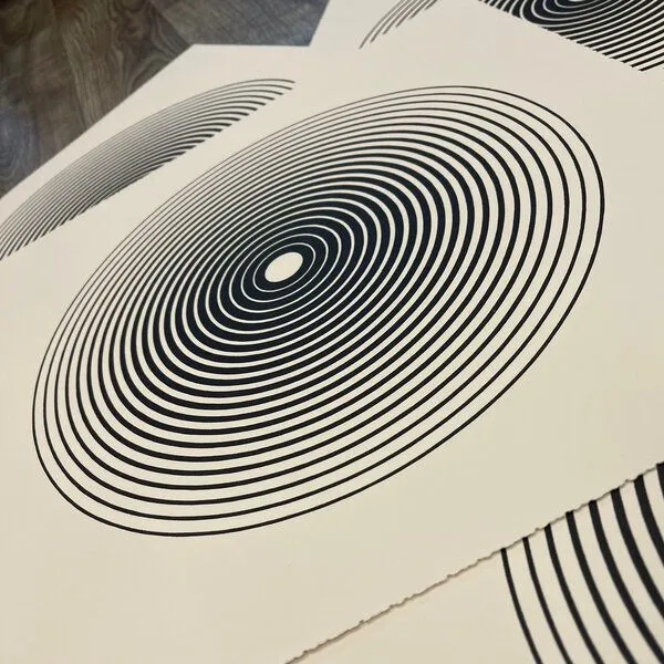 Veskor Cassiopeia Veskor Cassiopeia GONG Heilige Geometrie Linoldruck | 40 × 40 cm | Schwarz auf Creme – Produktbild 3 von 4