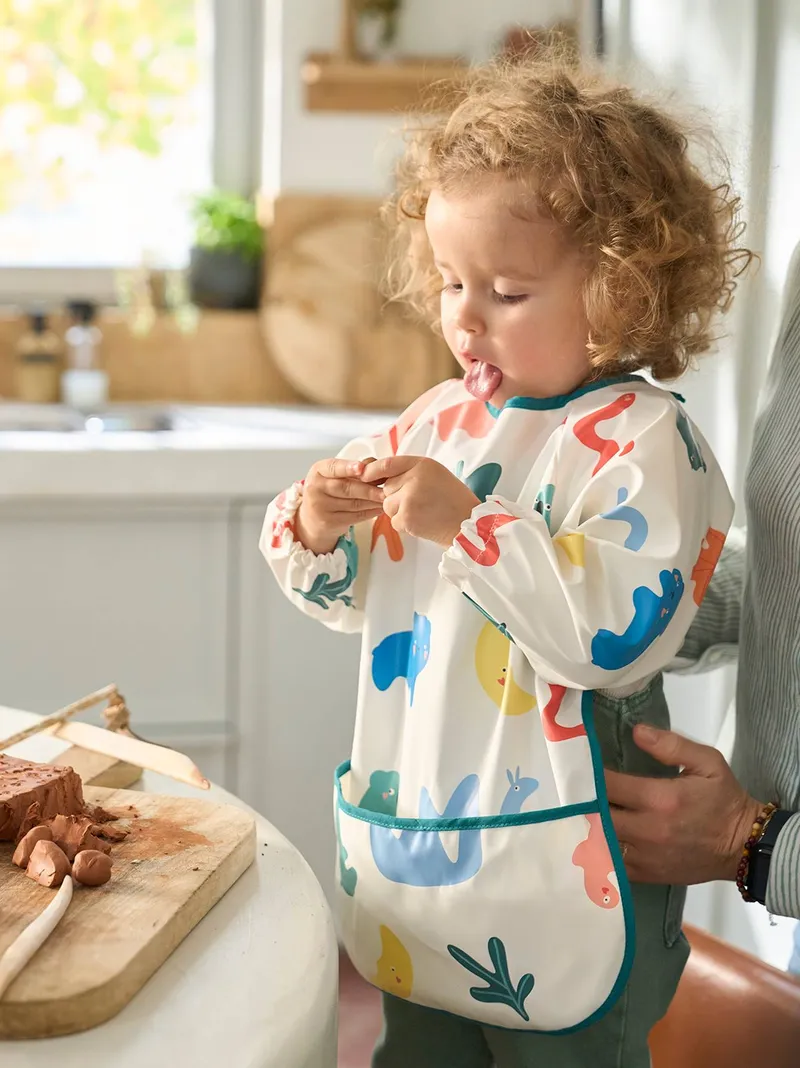 Vertbaudet Bedrucktes Baby Ärmellätzchen mit Auffangtasche, Weiß/mehrfarbig künstler, – Produktbild 1 von 3