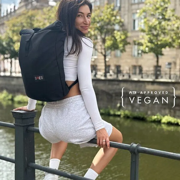 BOJE11 BOJE11 Rucksack aus alten Fischernetzen und recyceltem Plastik, Black (schwarz), – Produktbild 3 von 7