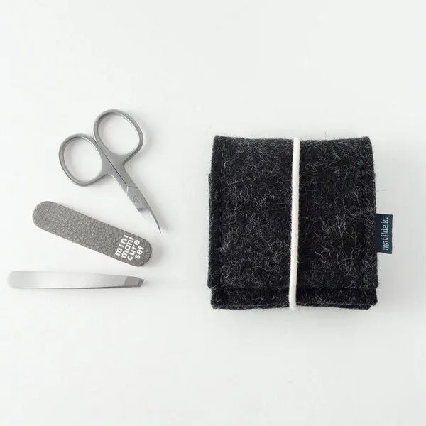matilda k. manufaktur matilda k. manufaktur mini-maniküre-set 'ella' aus Wollfilz mit Rundgummi-Verschluß in vielen Farben, Anthrazit, – Produktbild 1 von 7