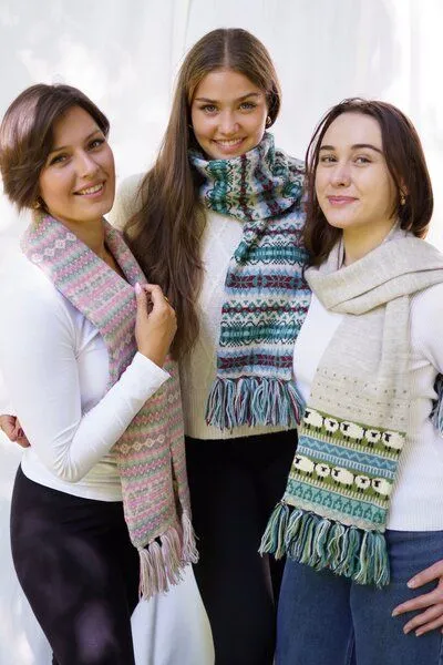 Haus of Namaste Haus of Namaste Handgefertigter Fair-Isle-Schal aus 100 % Lammwolle: Winterschal mit haferflockenfarbener Grundfarbe und blaugrünem und kastanienbraunem Muster | Hergestellt in Nepal | Nachhaltig, fair und ethisch. – Produktbild 4 von 4