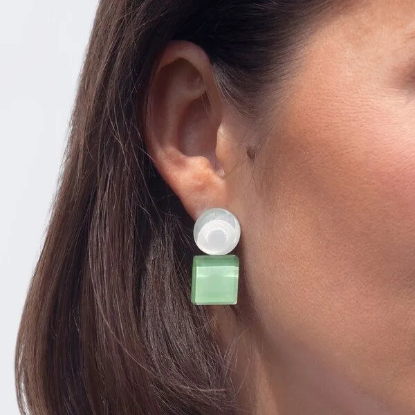 ALEXASCHA ALEXASCHA Geometrische Clip Ohrringe aus Glas | Bauhaus Design | 16 Farbkombinationen, Weiß & grün, – Produktbild 3 von 4