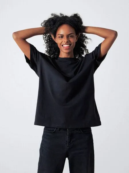 Honest Basics Honest Basics Damen Oversized T-Shirt aus Bio- und recycelter Baumwolle, Schwarz, – Produktbild 2 von 4