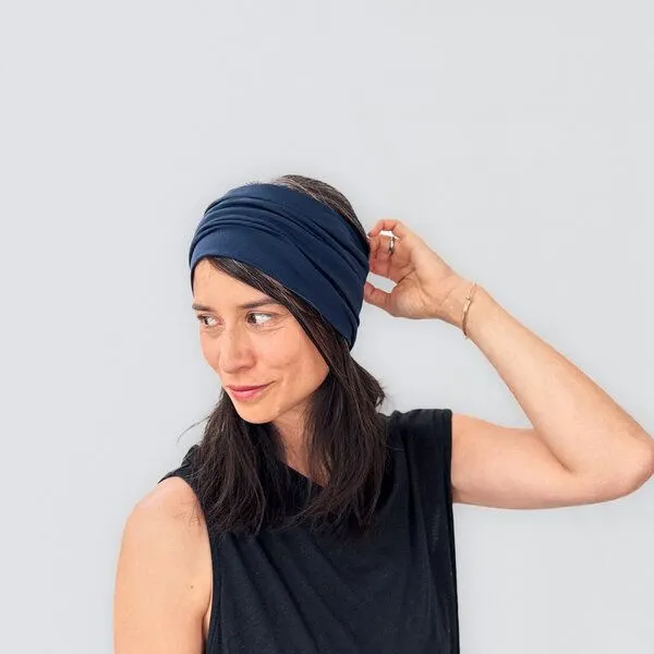 Liebe Deinen Planeten Liebe Deinen Planeten Bio breites Jersey Stirnband BASIC in vielen Farben aus elastischem Bio Baumwoll Jersey, Navy, – Produktbild 3 von 4