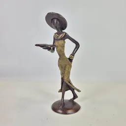 Moogoo Creative Africa Moogoo Creative Africa Bronze-Skulptur "Femme avec livre et chapeau" by Soré | verschiedene Größen und Farben – Produktbild 1 von 1