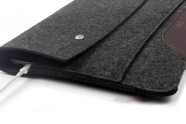 Pack & Smooch Pack & Smooch MacBook Air 15 Sleeve, MacBook Air 15 Hülle aus Wollfilz und pflanzlich gegerbtem Leder aus Italien, Anthrazit-dunkelbraun, – Produktbild 3 von 4