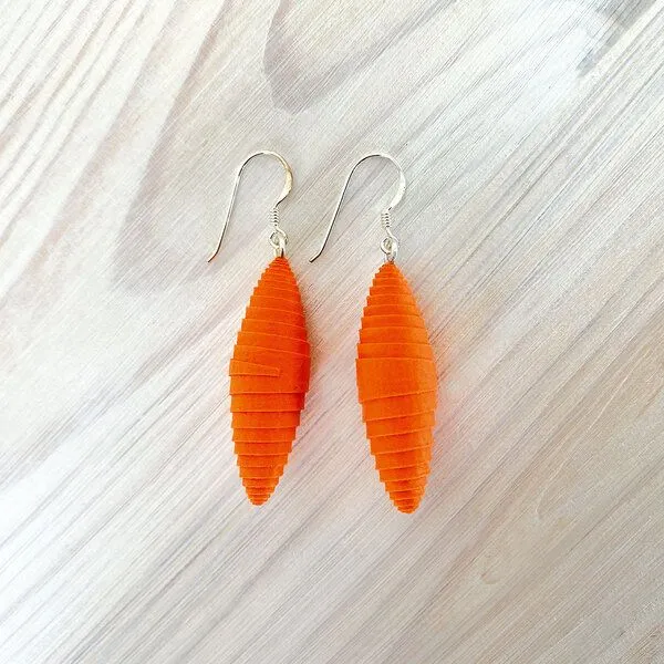 Sundara Sundara Ohrringe "Spindel" aus handgeschöpftem Recycling Baumwollpapier, Orange, – Produktbild 1 von 2