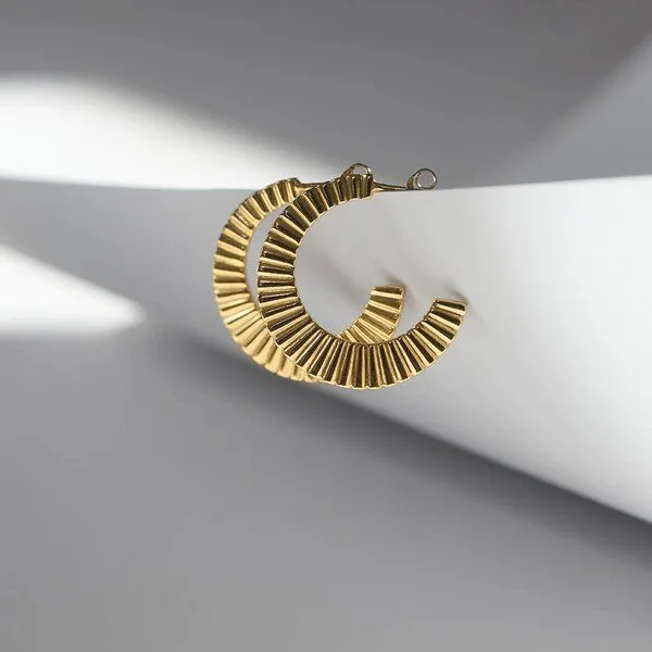 fejn jewelry fejn jewelry Creole 'riffle hoop' - geriffelt, Gold, – Produktbild 3 von 3