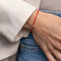juni juni Rotes Armband "Milano" mit Goldkugel Anhänger und verstellbarer Schiebeperle aus recyceltem Gold – Produktbild 1 von 1