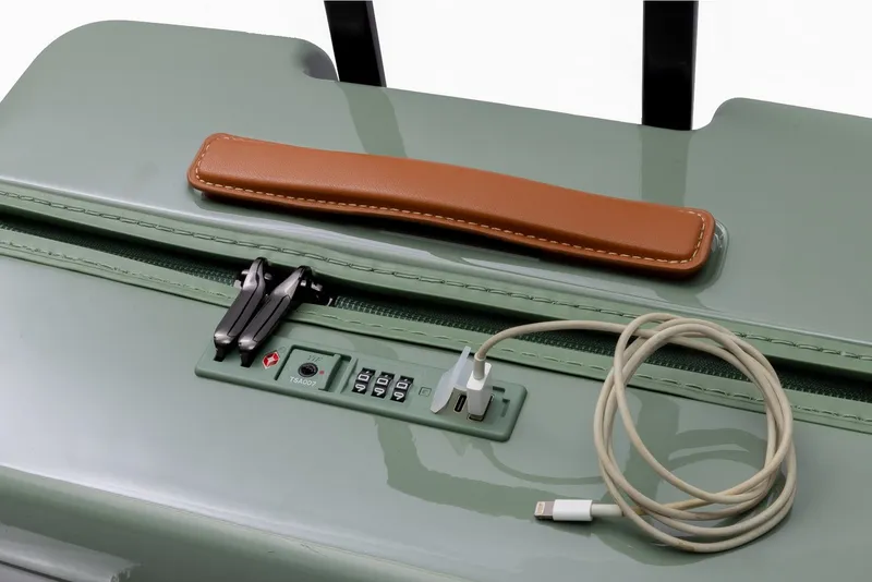 Travelhouse Hartschalen-Trolley Capri, 4 Rollen, PC Hartschale, USB + USB C Anschluss, Rollenbremse, Grün, – Produktbild 3 von 5