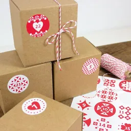 Bow & Hummingbird Bow & Hummingbird Adventskalender Set mit Boxen "Rot/Weiß" – Produktbild 1 von 1