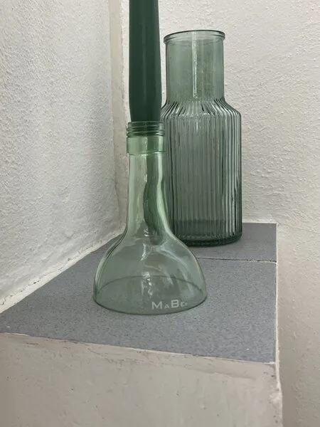 MaBe MaBe Kerzenständer - witzig & nachhaltig aus der Weinflasche für deinen gedeckten Tisch, Hellgrün, – Produktbild 1 von 4