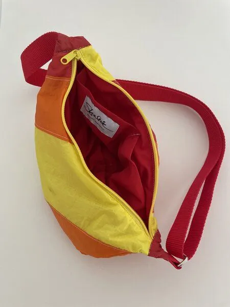 Skrabak Skrabak Upcycling-Bauchtasche aus Segeltuch (handgefertigte Unikate), Rot-orange-gelb, – Produktbild 3 von 4