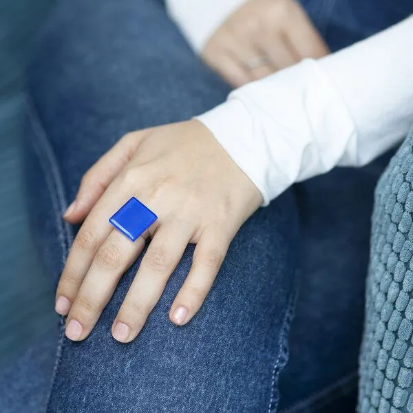 ALEXASCHA ALEXASCHA Geometrischer Statement Ring aus Glas PUREFORM, Saphirblau, – Produktbild 3 von 4