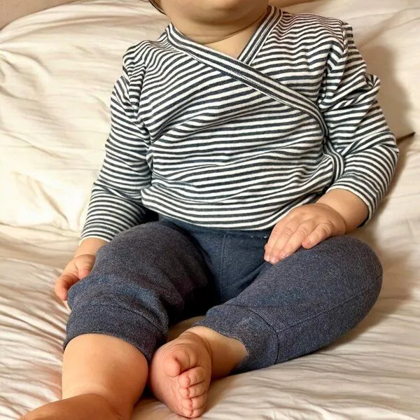 OrganicEra Baby Langarm Kimono Bodysuit, gestreift 'OrganicEra' aus Bio Baumwolle, Blau, – Produktbild 4 von 4