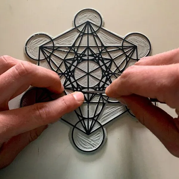 Veskor Cassiopeia Veskor Cassiopeia METATRON WÜRFEL Heilige Geometrie Linoldruck | 21,5 × 21,5 cm | Gold auf Schwarz – Produktbild 3 von 4
