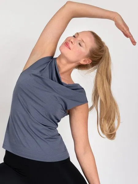 Magadi Magadi Yoga Shirt EVA mit Wasserfall-Kragen aus Naturmaterial, Grau (blue grey), – Produktbild 3 von 4