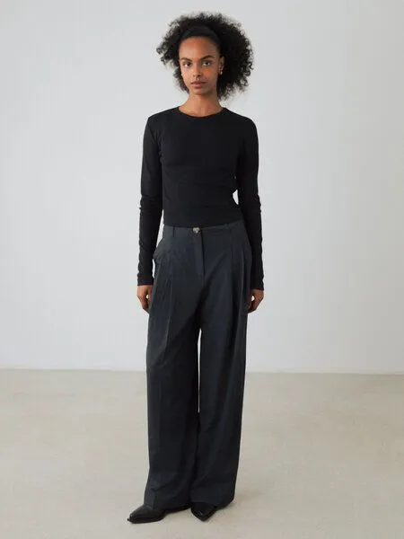 Honest Basics Honest Basics Damen Crop-Langarmshirt aus Bio- und recycelter Baumwolle, Schwarz, – Produktbild 4 von 4