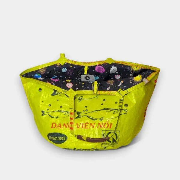 REFISHED fair fashion REFISHED fair fashion Tasche 'SOULMATE WATERPROOF' Limitierte Edition! - upcycelte Fischfuttersäcke, #fish gelb-dollar/#wp planet, – Produktbild 1 von 4