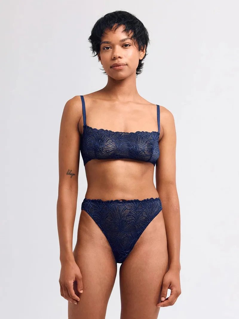 erlich textil erlich textil Fluid Lace bügelloser Bandeau Bralette mit Spitze aus recyceltem Polyamid, made in Europe, Mitternachtblau, – Produktbild 1 von 3