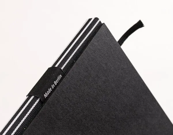 tyyp tyyp Notizbuch A5 schwarz – 100% Recyclingpapier – handmade in Germany – BerlinBook, Rot, – Produktbild 3 von 4