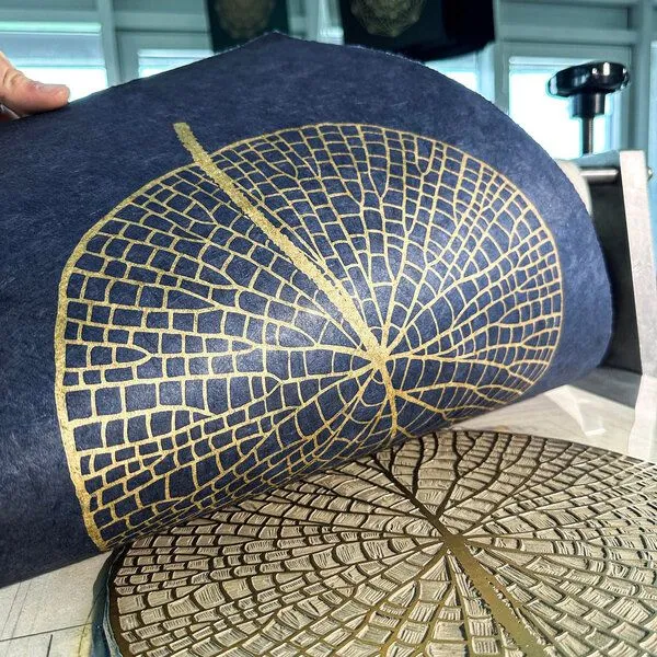 Veskor Cassiopeia Veskor Cassiopeia VICTORIA AMAZONICA Seerosenblatt Linoldruck | 37 x 50 cm | Lichtgold auf Tiefblau – Produktbild 4 von 4